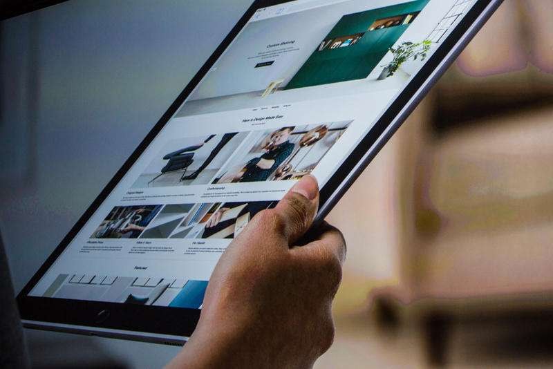 صفحه نمایش 12.9 اینچی. تراشه A9X سومین نسل از پردازندههای 64 بیتی به آیپدپرو قدرت میبخشد. قلم هوشمن پنسل محصولی است که اپل برای آیپد پرو طراحی کردهاست