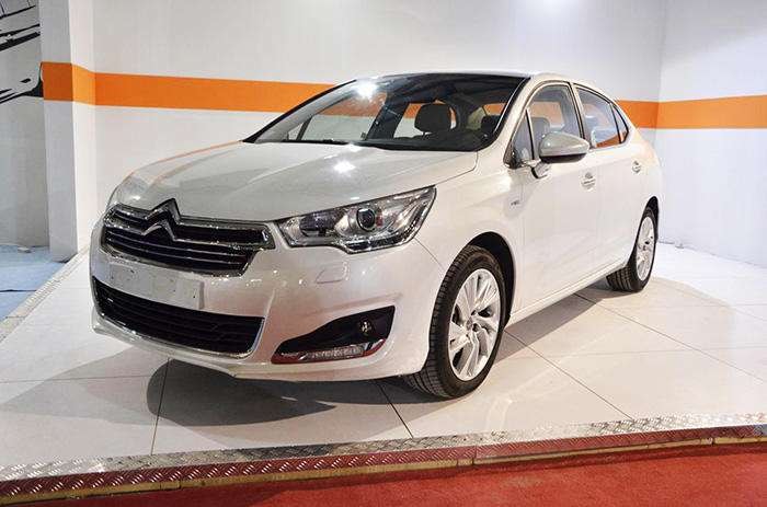 این تصویر مربوط به نمایشگاه توانمندیهای صنعت خودرو در سال 94 است. سیتروئنی که در اینجا مشاهده میکنید مدل قبل از فیسلیفت 2016 است و آنقدر آمدنش طول کشید که دیگر به ایران نمیآید!