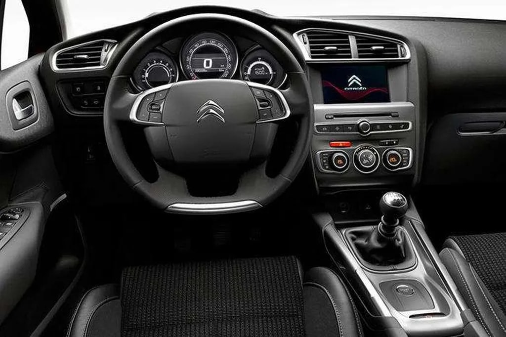 سیتروئن C4 را میتوان یکی از هوشمندترین محصولات سیتروئن دانست. امکاناتی نظیر جعبهدنده برقی (EGS)، سیستم استارت خودرو در شیب برای جلوگیری از عقب رفتن آن، ترمزهای پارک، سیستم هشدار دهنده خروج از خطوط، چراغهای زنون هوشمند، امکان سفارش صندلیهای مجهز به گرمکن و ماساژور، کروز کنترل هوشمند، سیستم کنترل نقاط کور، چراغهای متحرک و سیستمی پیشرفته به نام E-Touch تنها گوشهای از قابلیتهای سیتروئن C4 میباشند.