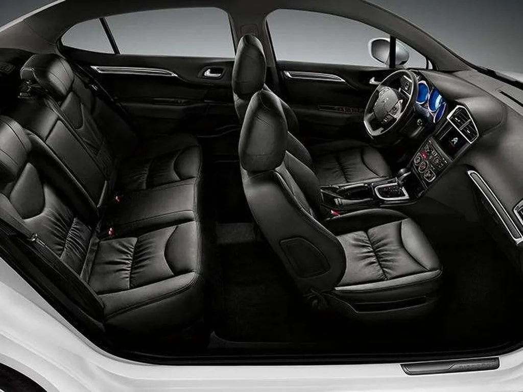 طراحی صندلیهای C4 ارگونومیک است و حتی در سفرهای طولانی مدت نیز از خستگی سرنشینان جلوگیری میکند. یکی از مزیتهای این خودرو جای پای زیادی است که سرنشینان علیالخصوص سرنشینان ردیف عقب دارند. جالب است بدانید که این فضا حتی در نسخه هاچبک آن نیز مناسب است و به راحتی میتواند 5 نفر را در خود جای دهد.