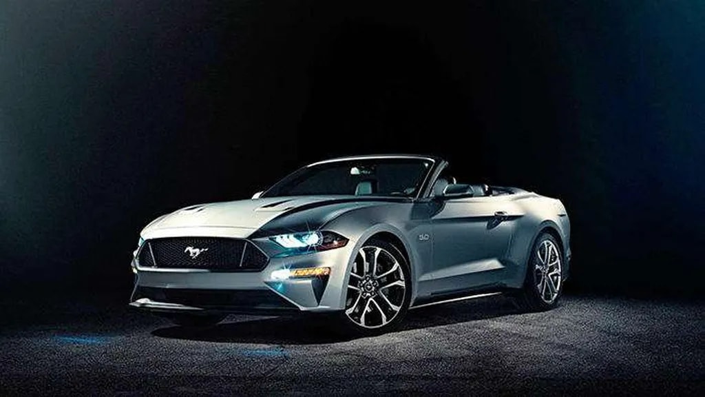 مدل کروک در طراحی تفاوتی با موستانگ کوپه ندارد. البته صندوق عقب برای جایگیری بهتر سقف خودرو، کمی مسطحتر شده است. خریداران این مدل میتوانند همچون مدل کوپه رنگهای جدیدی مانند نارنجی، آبی و زرشکی را سفارش دهند. همچنین 12 مدل رینگ مختلف نیز برای موستانگ کروک قابل سفارش است.