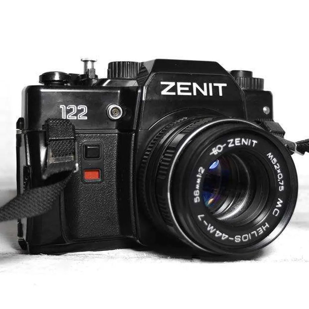 دوربین مکانیکی «زنیت 122»، روی فیلم 35 میلیمتری عکس میگرفت و تنظیمات آن دستی بود.