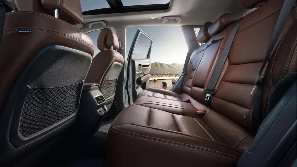 بسته به نسخه انتخابی، صندلی جلو از ویژگیهای متعددی بهرهمند است: قابلیت تنظیم در شش جهت، قابلیت تظیم گودی کمر، سیستم گرمکن با قابلیت انتخاب دو درجه متفاوت، تهویه یکپارچه برای کاهش درجه حرارت در آب و هوای گرم.