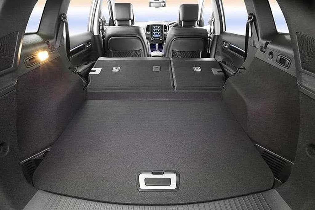 فضای بار با ساختار مدولار و ظرفیتی معادل با 624 لیتر، به علاوه طبقه هوشمند قابل جابجایی. با قابلیت خم کردن صندلیهای ردیف عقب، ظرفیت فضای بار بیشتر میشود. در داخل کابین هم فضاهای کاربردی جهت ذخیره اجسام به ظرفیت 35 لیتر وجود دارد.