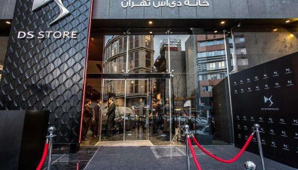 نماینده انحصاری DS در ایران، شرکت آرین موتور تابان است که بهمن ماه 94 مراسم افتتاحیه DS STORE تهران را با حضور سفیر فرانسه در ایران و مدیرعامل DS انجام داد. در مراسم سال گذشته تنها دو مدل DS 5 و DS 6 رونمایی شده بود که حالا هردو مدل آماده ورود به بازار هستند؛ DS 5 با قیمت 207 میلیون و DS 6 با قیمت 219 میلیون فروخته میشوند.