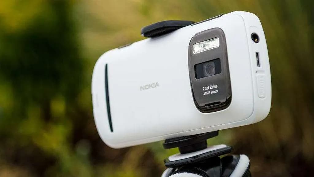 Nokia 808 PureView را که به یاد دارید؟! و آنان که ظریفانه میپرسیدند: تلفنی است با دوربین قدرتمند، یا دوربینی با امکان تماس و مکالمه؟