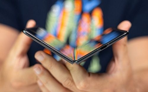 پوستر جدید آنر مجیک V5 طراحی فوق‌باریک آن را نشان می‌دهد