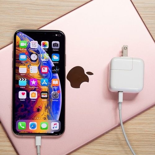 آیا می‌توان با شارژر مک‌بوک، گوشی آیفون را شارژ کرد؟