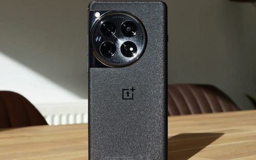 وان پلاس ۱۳ در یک نسخه با پنل پشتی چرمی معرفی می‌شود