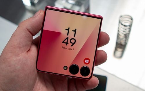 ارتقا چشم‌گیر گلکسی زد فلیپ 8 در قسمت بدنه و نمایشگر