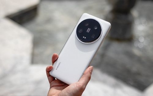 رندرهای شیائومی 15 اولترا طراحی دو رنگ آن را نشان می‌دهند