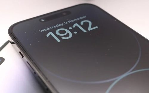 آیا نمایشگر همیشه روشن باعث تخلیه باتری گوشی می‌شود؟