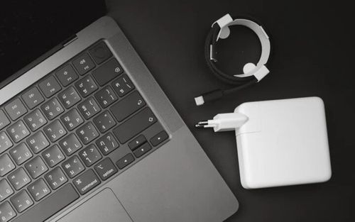آیا شارژر مک‌بوک می‌تواند به آیفون شما آسیب بزند؟