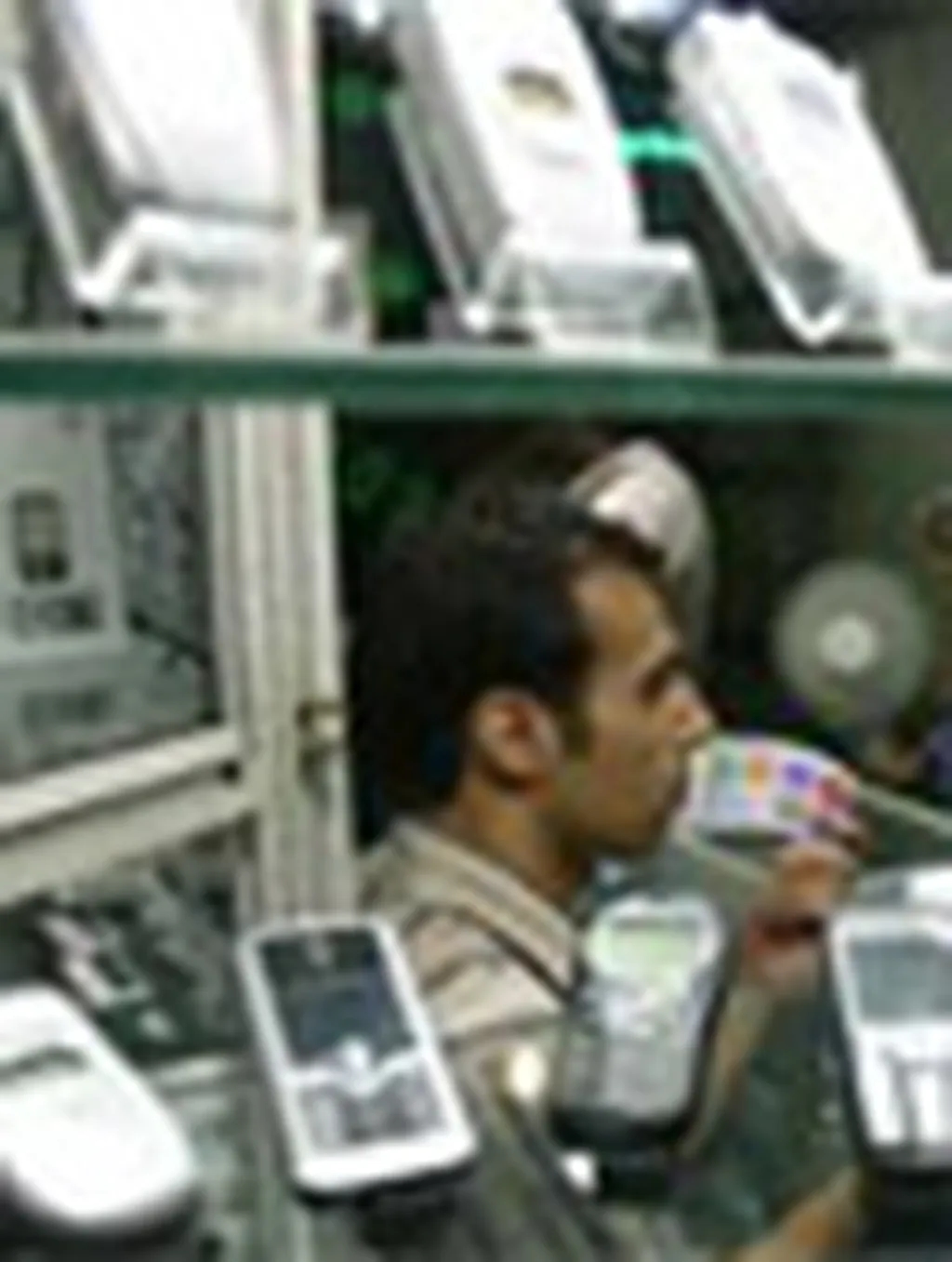 عدم فروش تلفن همراه به بهانه نوسان قیمت دلار  