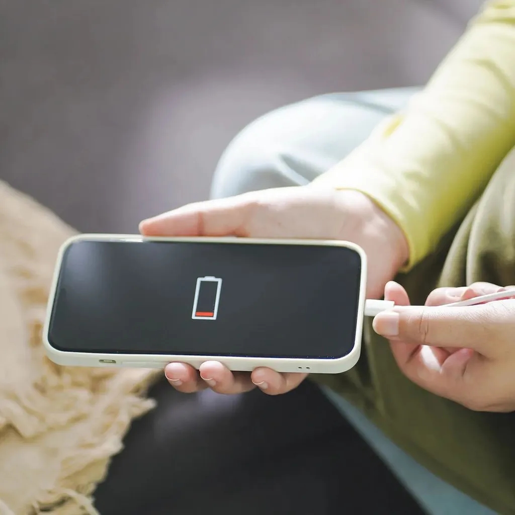 آموزش شارژ کردن گوشی بدون شارژ؛ روش‌های تست‌شده و کاربردی