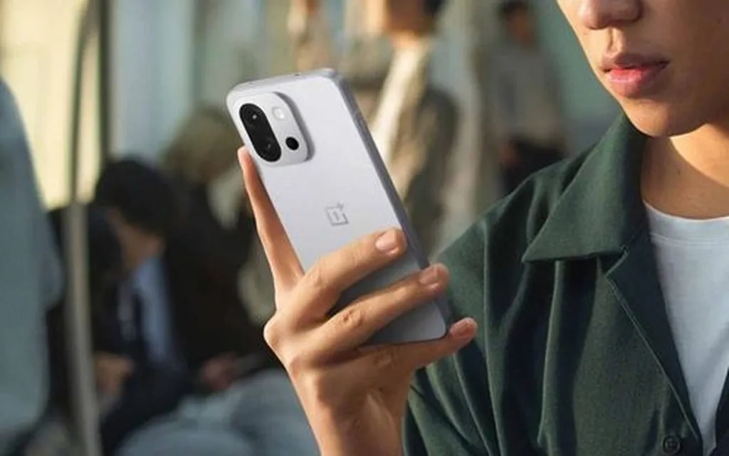 گوشی کامپکت وان پلاس 13T با تراشه پرچمدار و باتری غول‌پیکر معرفی شد