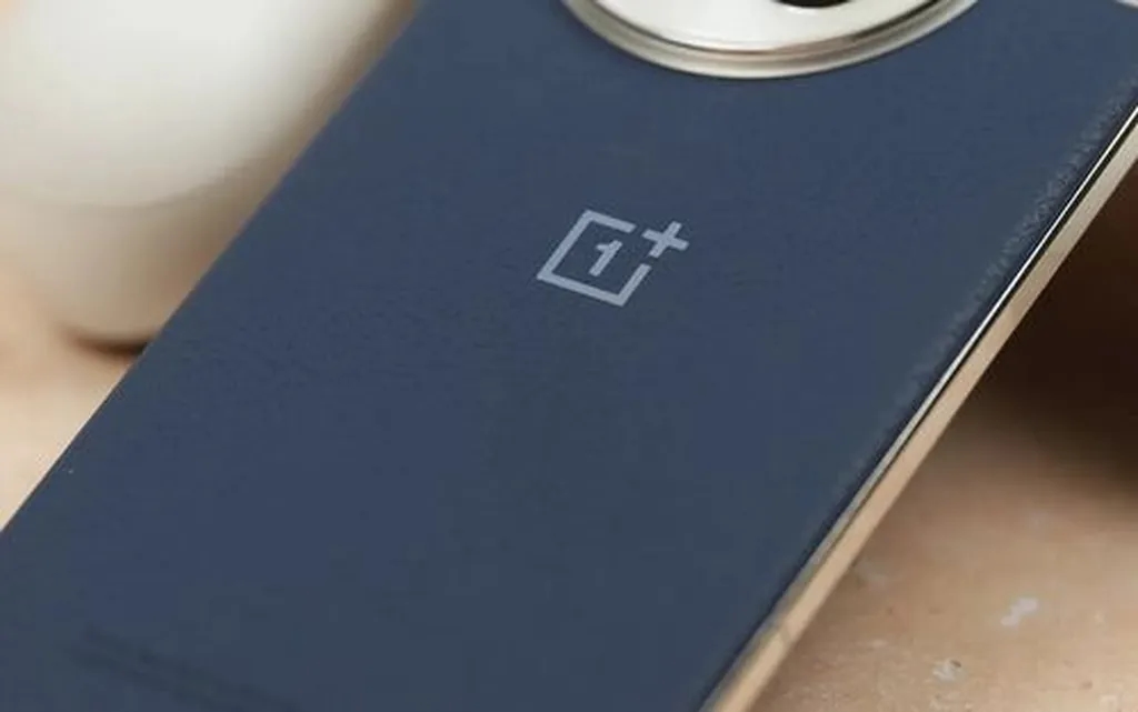 گوشی کامپکت وان پلاس باتری حجیمی را به همراه دارد!