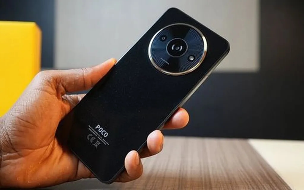 پوستر فاش‌شده گوشی اقتصادی شیائومی را در رنگ طلایی نشان می‌دهد