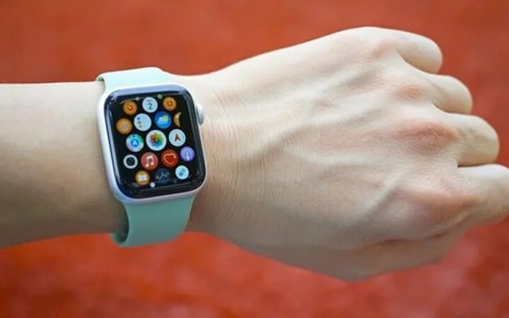 آیا استفاده از اپل واچ موجب کاهش عمر باتری آیفون می‌شود؟