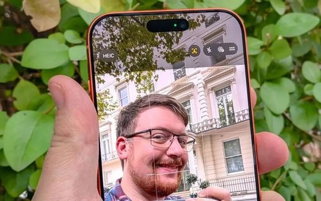 همه تفاوت‌های دوربین سلفی آیفون 17 با مدل‌های پیشین