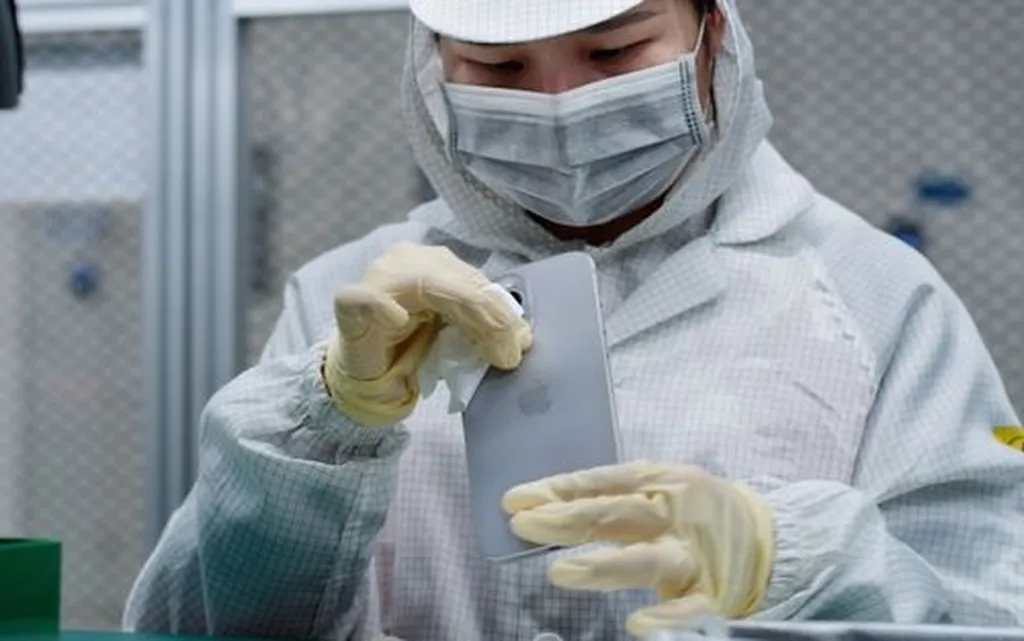 ترامپ اصرار دارد اپل می‌تواند آیفون را در آمریکا تولید کند