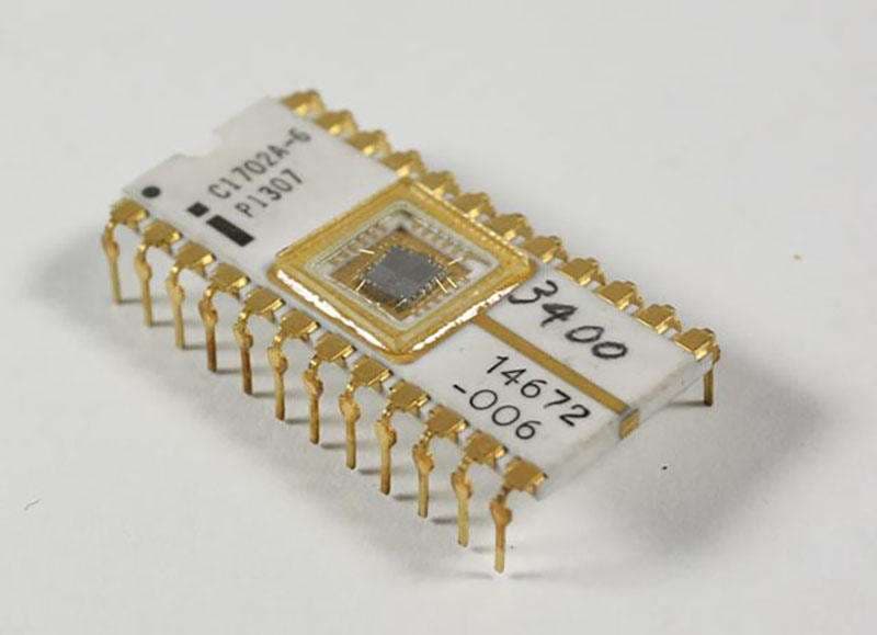 شکل 1. یک نمونه حافظه رام قدیمی برنامه‌پذیر و پاک‌شونده (EPROM)