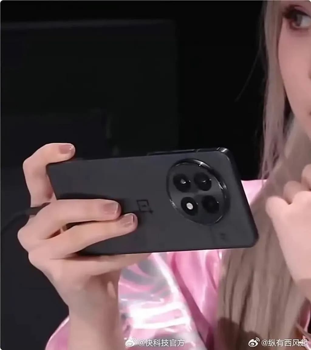 مدل مشکی رنگ وان پلاس ۱۳