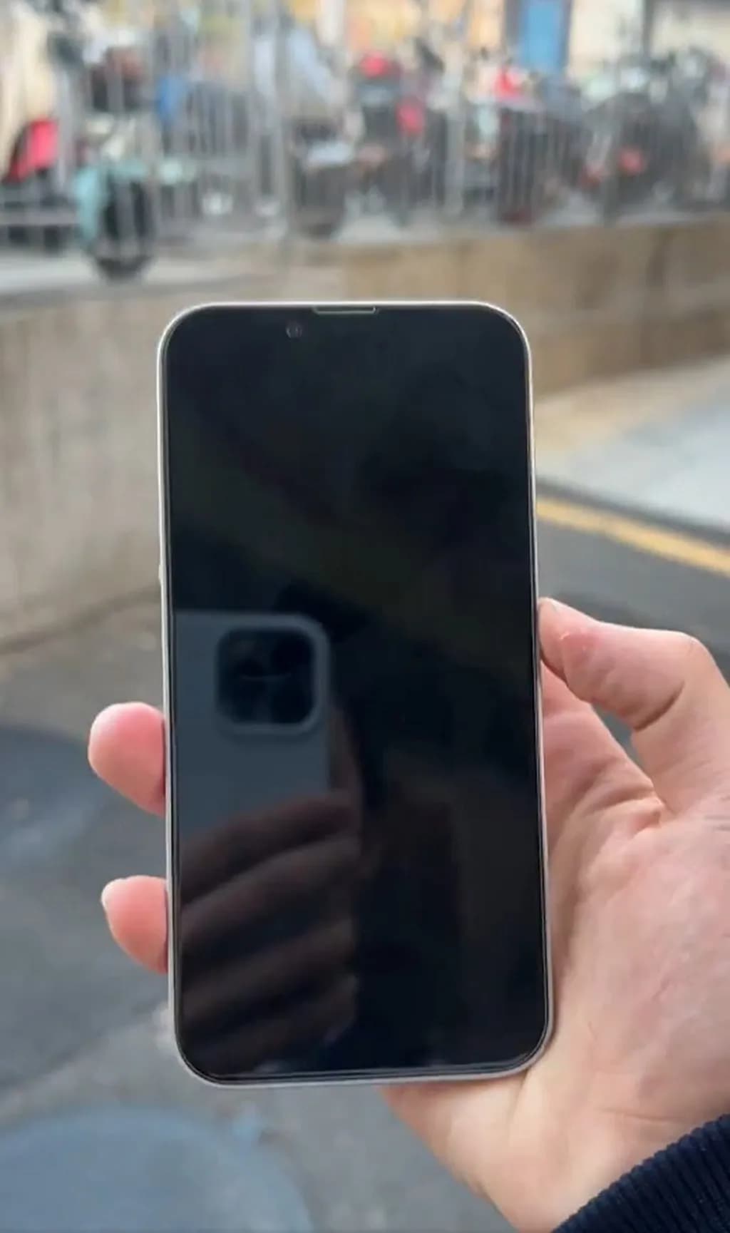 نمایشگر آیفون SE 4