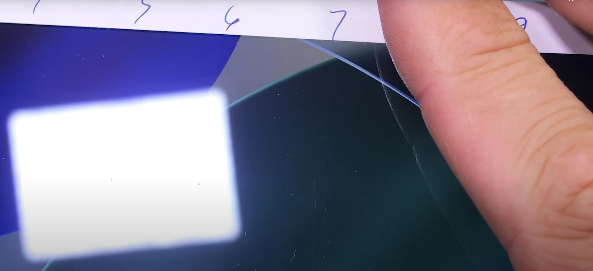 آزمون نمایشگر آیفون ۱۷