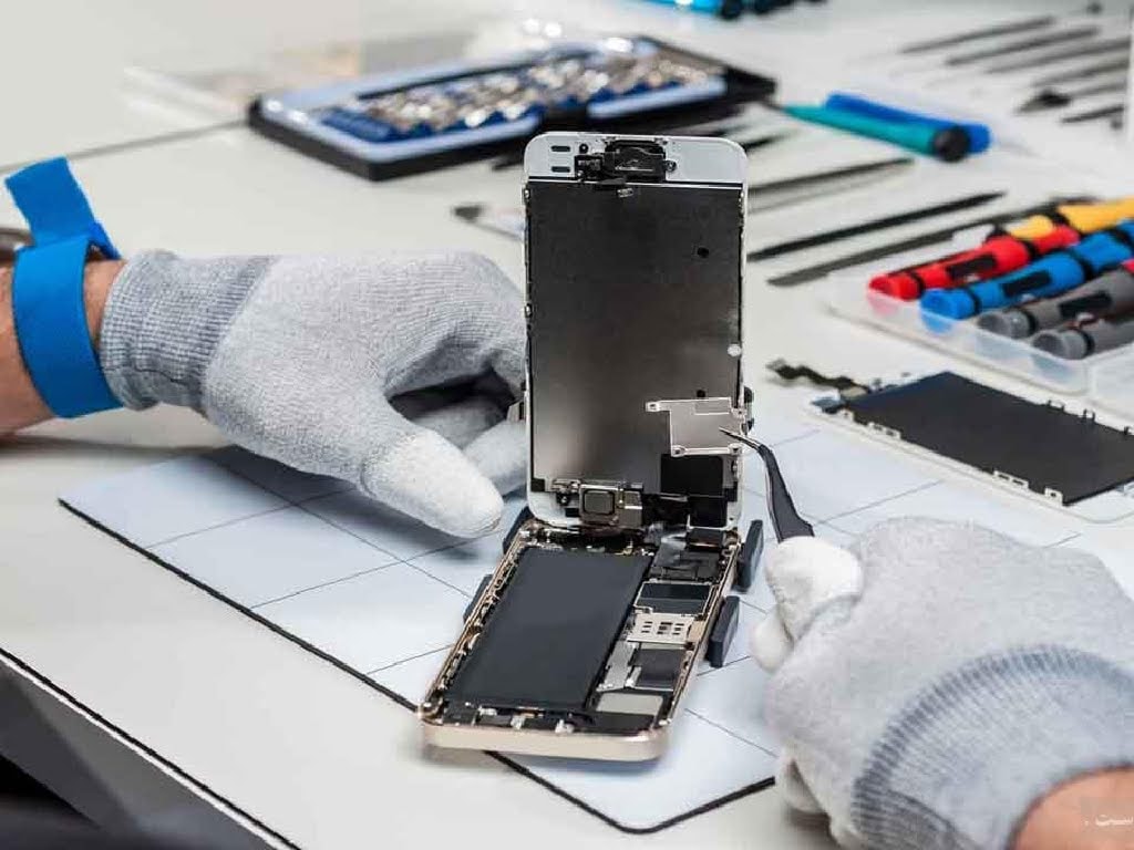تعمیر سخت‌افزاری آیفون توسط تعمیرکار موبایل در یزد