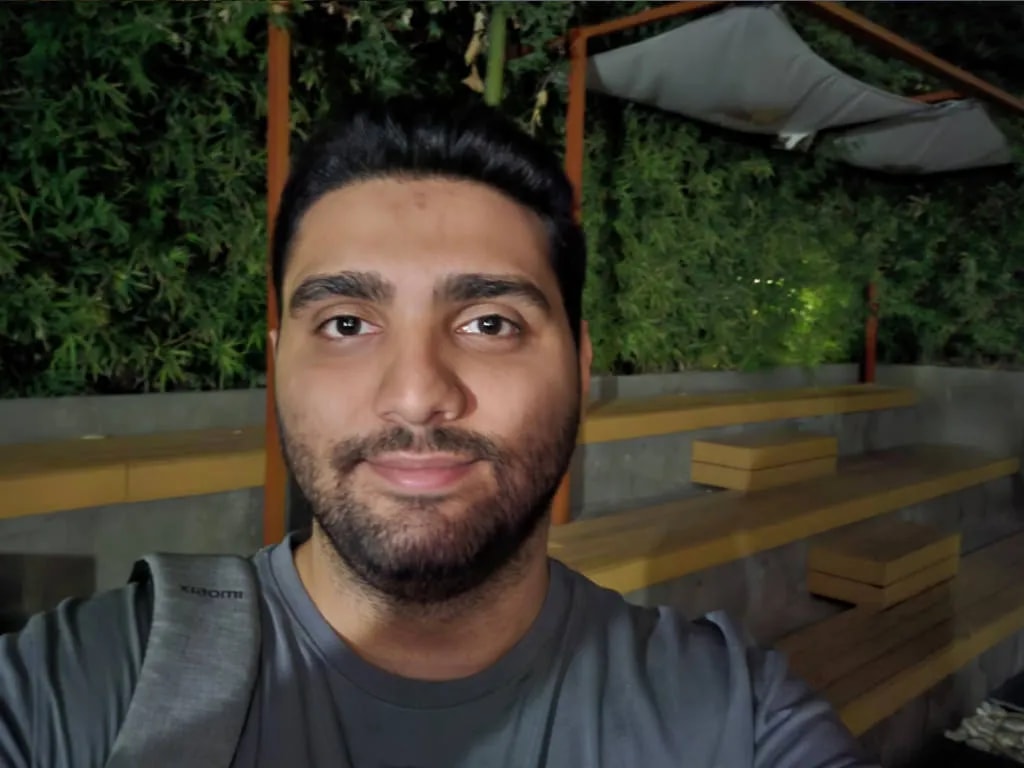 نمونه گرفته شده با دوربین سلفی گوشی سامسونگ Galaxy S25 FE در شب