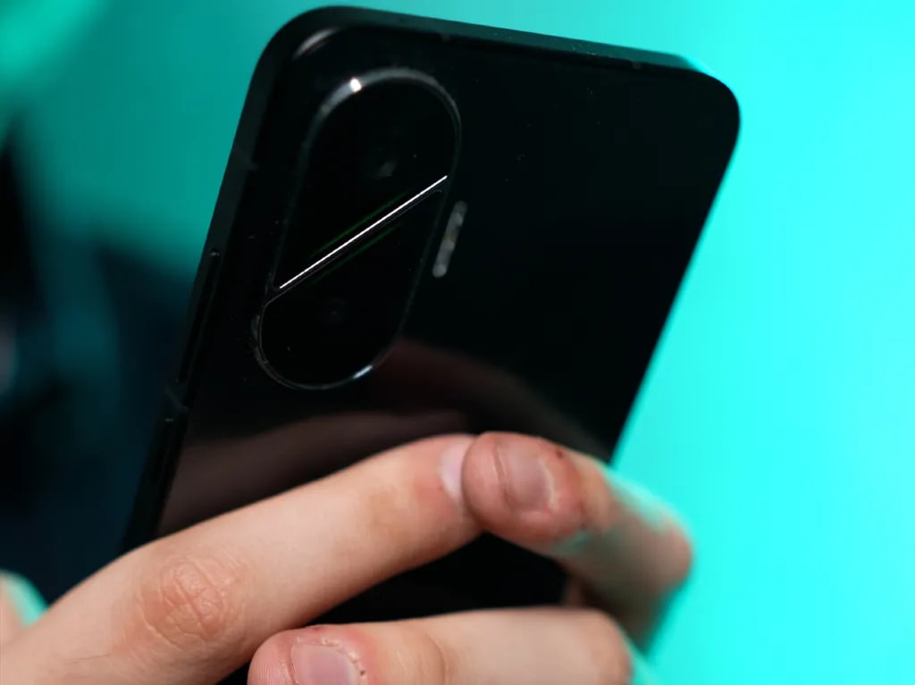 شیائومی پوکو F7 در دست