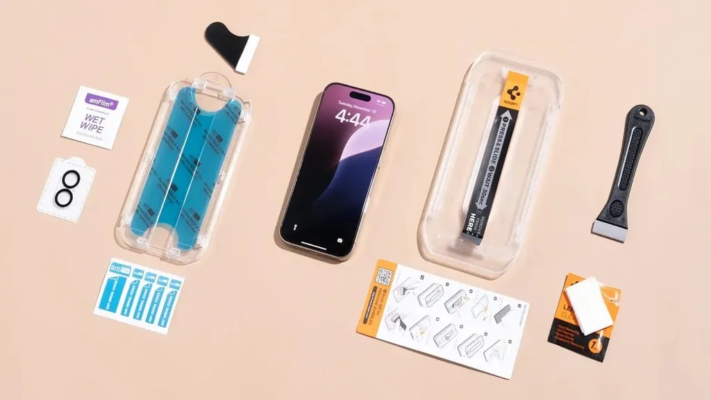 گلس محافظ صفحه نمایش گوشی به همراه بسته بندی و لوازم همراه آن جهت نصب و استفاده