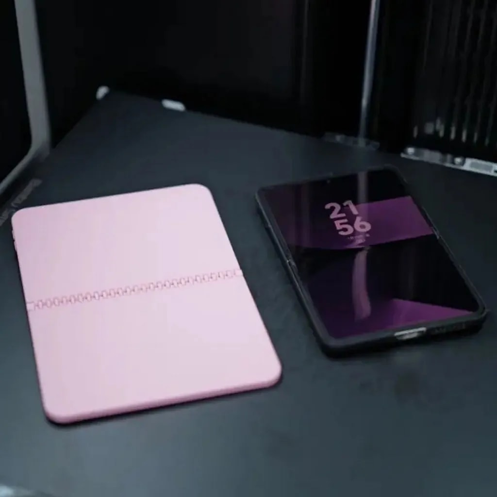 آیفون فولد در کنار pura x