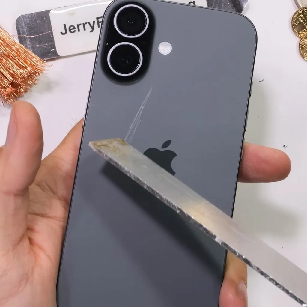 آزمون خراشیدگی آیفون ۱۷