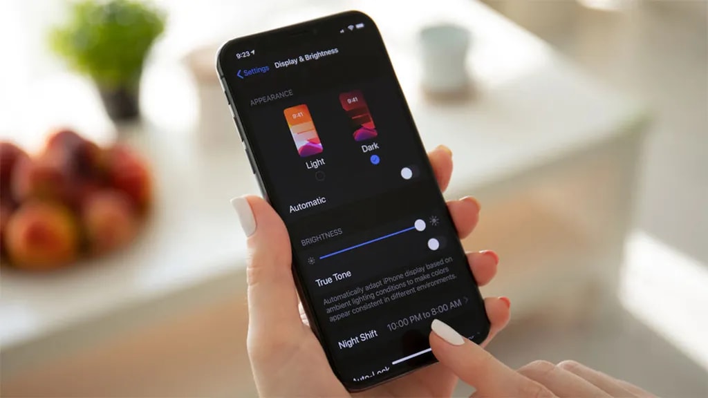 dark mode smartphone
