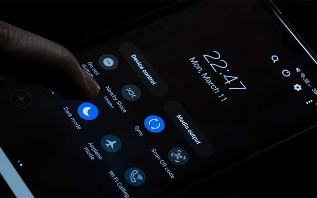 dark mode smartphone