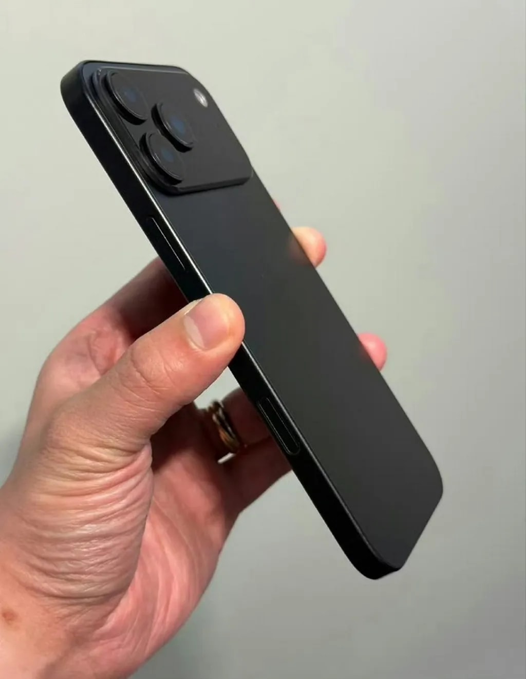 پنل پشتی آیفون ۱۷ پرو