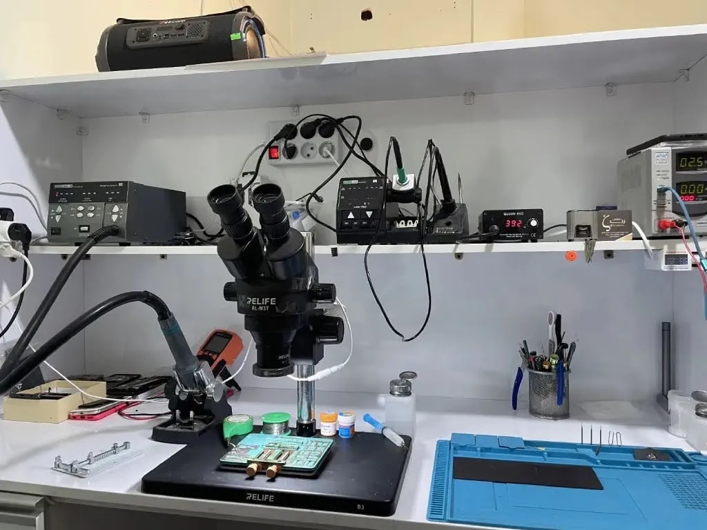 میز تعمیر تخصصی موبایل در یزد همراه با میکروسکوپ و تجهیزات سخت‌افزاری