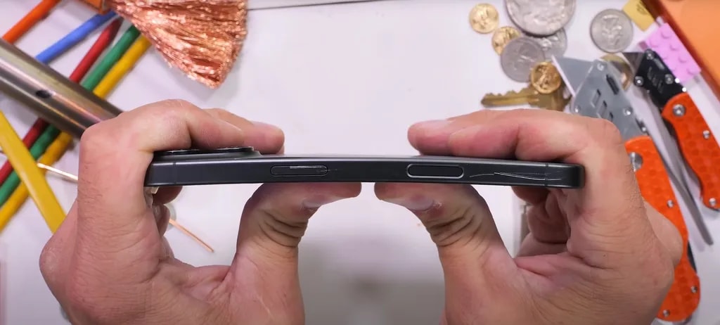 تست خمش آیفون ۱۷