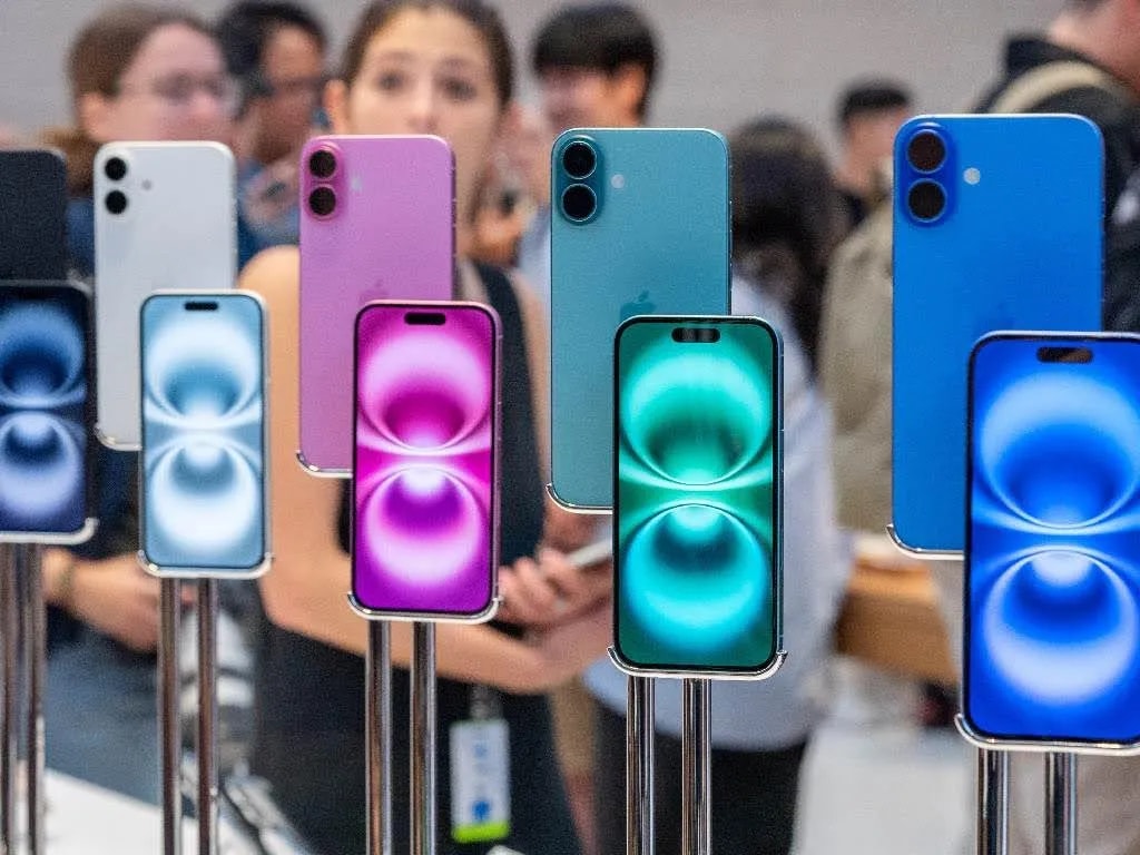 مجموعه‌ای از رنگ‌های آیفون 16 شامل مشکی، سفید، سبز، صورتی و آبی