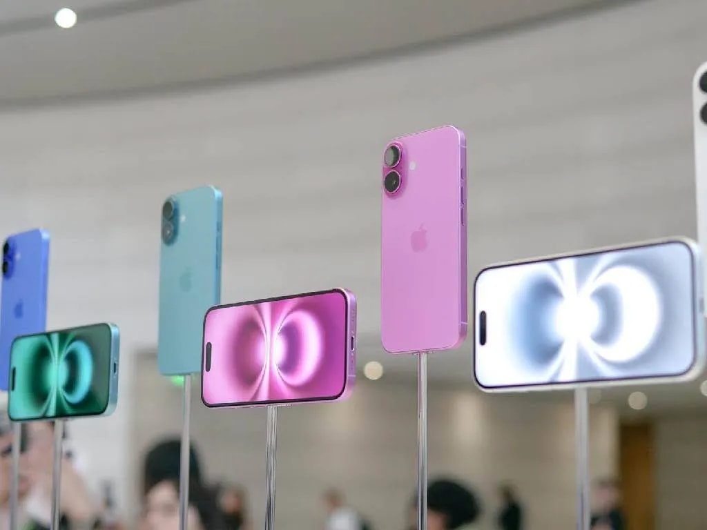 رنگ‌های آیفون 16 در نمایشگاه اپل شامل صورتی، آبی و سبز