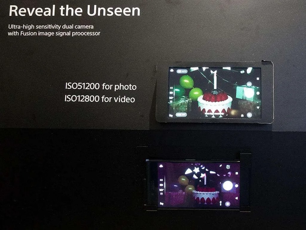 صحنه‌ای آزمایشی که در آن، سوژه‌ عکاسی داخل جعبه سیاه و در شرایط بسیار کم‌نور قرار گرفت تا کارایی پیش‌نمونه دوربین‌ دوگانه سونی (بالا) در مقایسه با مدل فعلی (پایین) به نمایش گذاشته شود. 