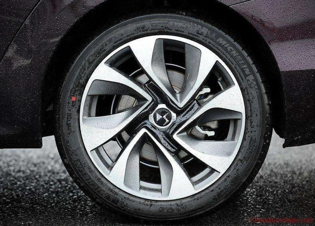 DS 5LS با چهار رینگ مختلف عرضه می‌شود که تمامی آن‌ها طراحی و رنگی خیره­کننده دارند. نسخه Basic با رینگ ساده 16 اینچی عرضه می‌شود. این در حالی است که Comfort و Fashion دارای رینگ‌های 17 اینچی موسوم به SAMONE هستند. بر روی نسخه Luxry رینگ‌های 17 اینچی Samtwo قرار گرفته و نسخه Prestige با رینگ‌های 18 اینچی Vetrox عرضه خواهند شد.