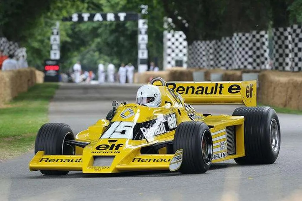 رنو نام RS01 را برای اولین‌بار در سال 1977 به کار برد. در آن سال رنو خودرویی باهمین نام برای مسابقات فرمول 1 ساخت. این خودرو مسابقه‌ای دو ویژگی منحصربه فرد داشت؛ اول اینکه نخستین خودرو فرمول 1 با پیشرانه توربوشارژ بود و دوم اینکه نخستین خودرویی بود که از تایرهای رادیال (ساخت میشلین) بهره می‌برد.