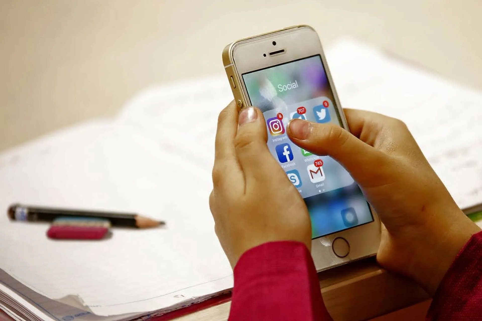 نیاز روزانه معلمان و کارمندان به گوشی هوشمند