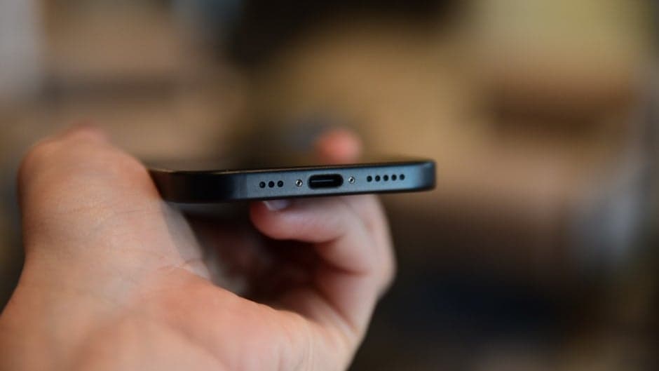 New-iPhone-USB-C-port-hack-raises-security-concerns