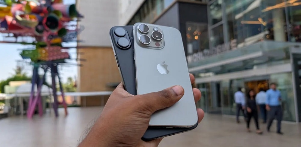 آیفون ۱۶ پرو مکس در کنار آیفون ۱۶