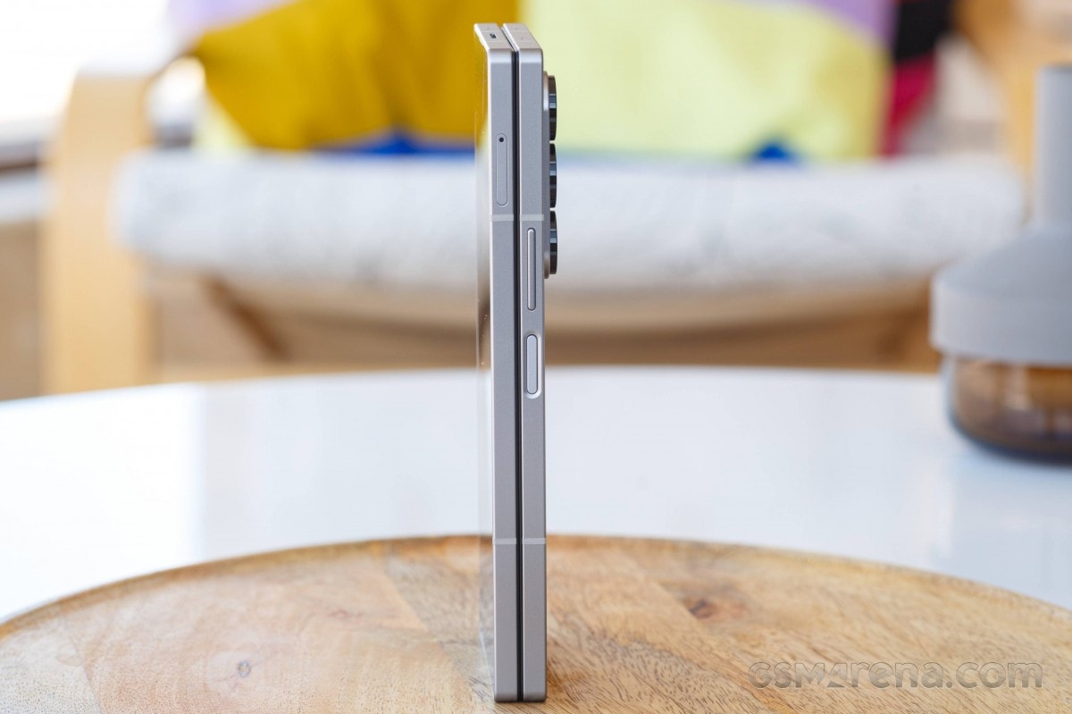 ضخامت گلکسی زد فولد ۶