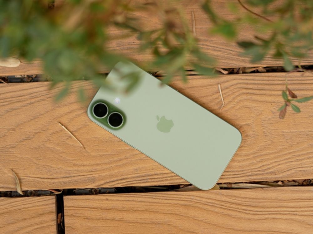 نقد و بررسی گوشی موبایل آیفون ۱۷؛ پایان حسرت مدلهای پرو!